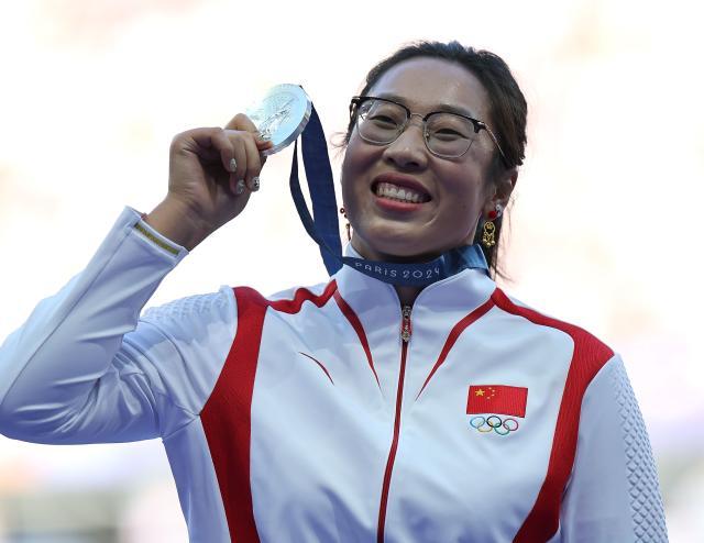 1723348041389063983.jpg 巴黎奥运会丨田径——女子铁饼颁奖仪式举行XxjpseC007352_20240807_MVPFN0A001.jpg