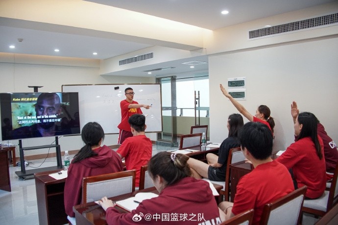 世界杯直播网-教练组特别准备了“英语角”活动 得到了中国女篮队员的积极响应